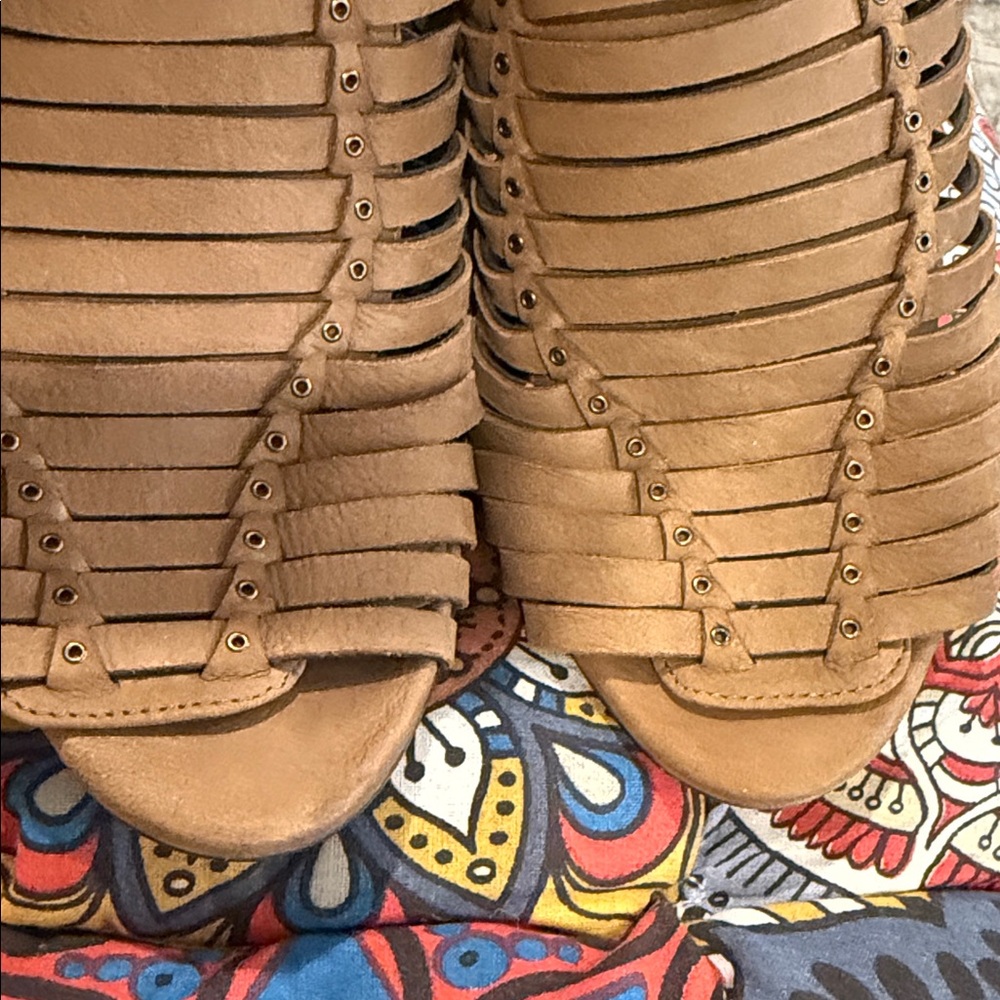Women's Vince Camuto Tan Brown Strappy Gladiator Sandals Heeled EUC Size 6 - Picture 9 of 9